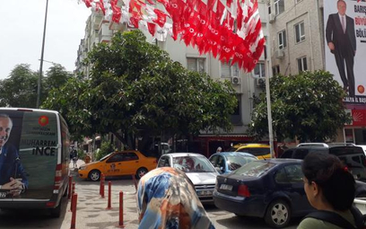 Antalia, siedziba lokalnego oddziału głównej partii opozycyjnej CHP, i reklamy jej kandydata na prez