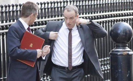 Nerwy przed wtorkowym spotkaniem rządu w Londynie na Downing Street 10. Ministrowie obrony Gavin Wil