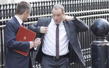 Nerwy przed wtorkowym spotkaniem rządu w Londynie na Downing Street 10. Ministrowie obrony Gavin Wil