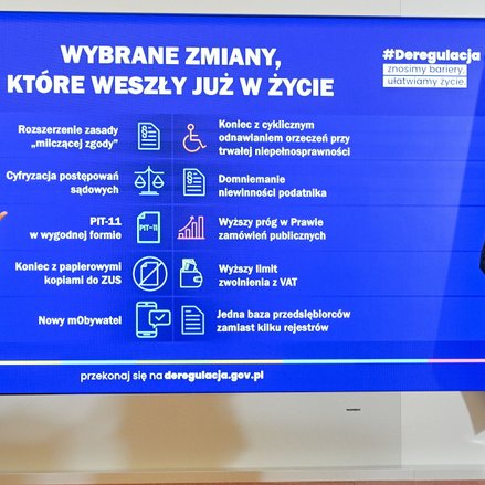 Koordynator projektu SprawdzaMy Adam Malinowski (P) oraz rzecznik rządu Adam Szłapka (L) na konferen