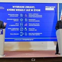 Koordynator projektu SprawdzaMy Adam Malinowski (P) oraz rzecznik rządu Adam Szłapka (L) na konferen