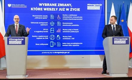 Koordynator projektu SprawdzaMy Adam Malinowski (P) oraz rzecznik rządu Adam Szłapka (L) na konferen