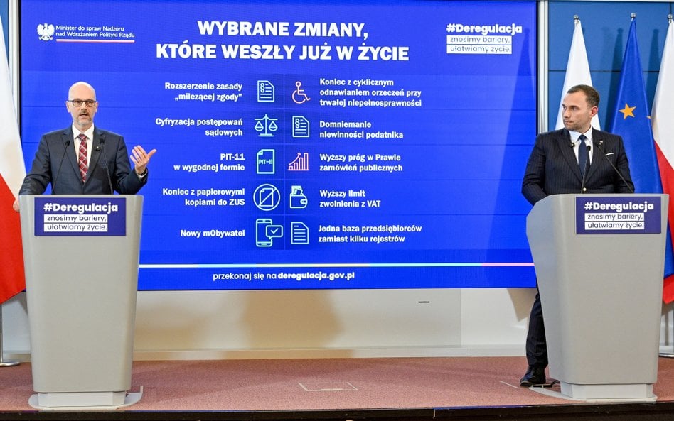Koordynator projektu SprawdzaMy Adam Malinowski (P) oraz rzecznik rządu Adam Szłapka (L) na konferen