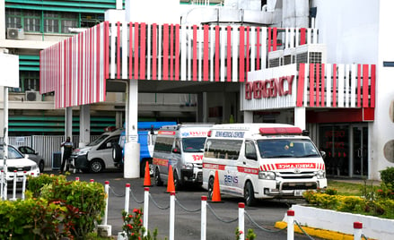 Ambulanse przed oddziałem ratunkowym szpitala w Lautoka, trzecim co do wielkości mieście Fidżi