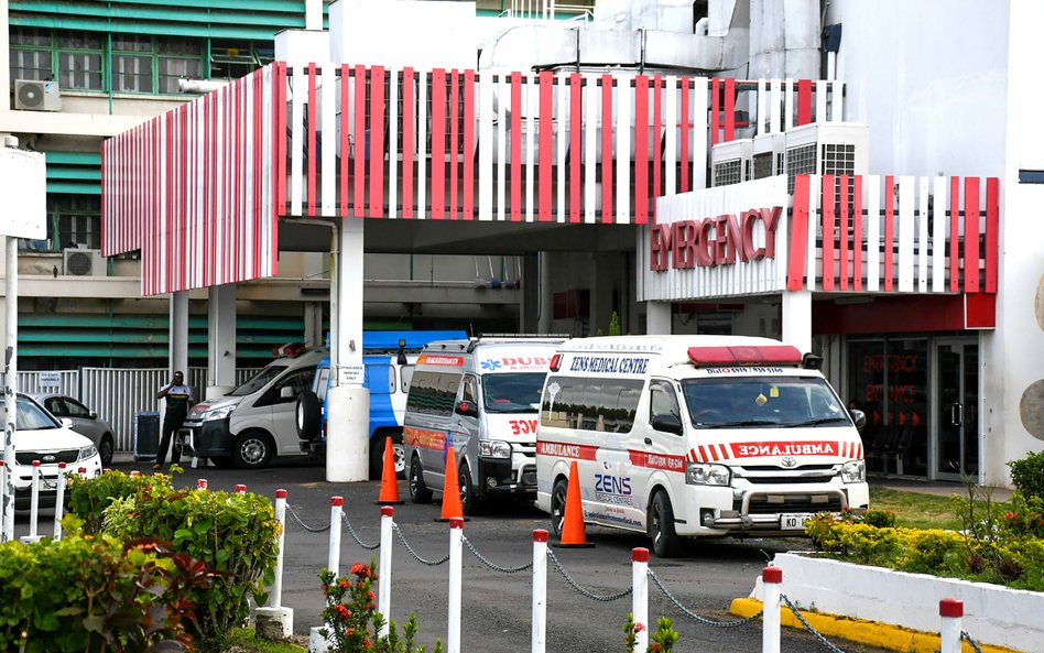 Ambulanse przed oddziałem ratunkowym szpitala w Lautoka, trzecim co do wielkości mieście Fidżi