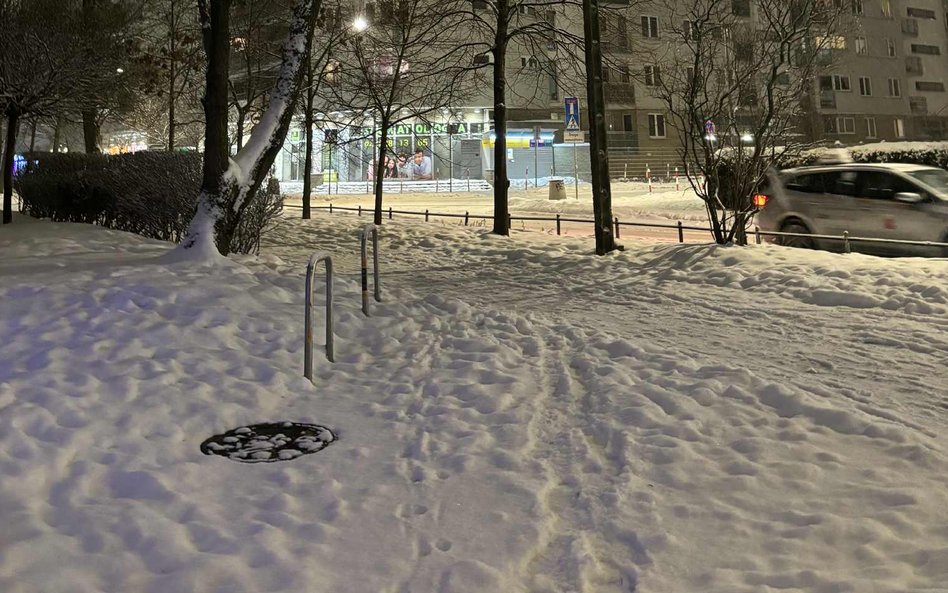 Sygnały o trudnych warunkach na chodnikach docierają z wielu części miasta