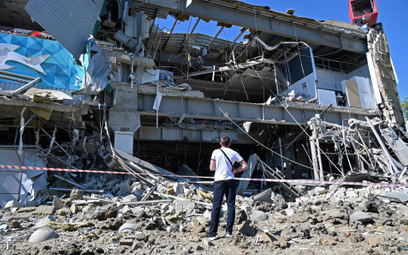Zniszczony supermarket w Charkowie
