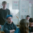 Ulrik Munther, (na zdjęciu stoi) muzyk, piosenkarz i idol szwedzkich nastolatek, stworzył wyrazistą 