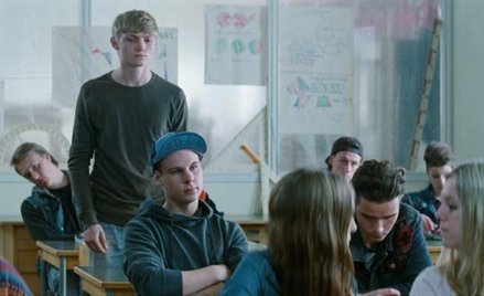 Ulrik Munther, (na zdjęciu stoi) muzyk, piosenkarz i idol szwedzkich nastolatek, stworzył wyrazistą 