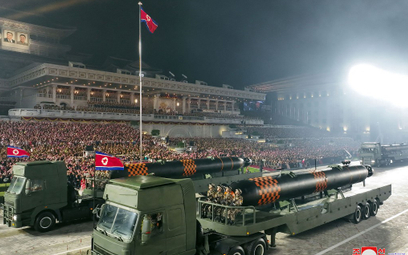 Parada wojskowa na na placu Kim Ir Sena w Pjongjangu