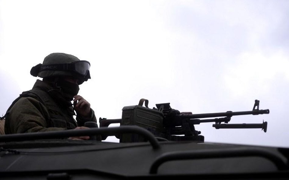 Rosyjscy żołnierze patrolują teren Krymu