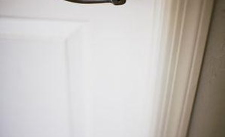 Czy na przemieszczenie drzwi w mieszkaniu musi zgodzić się wspólnota?