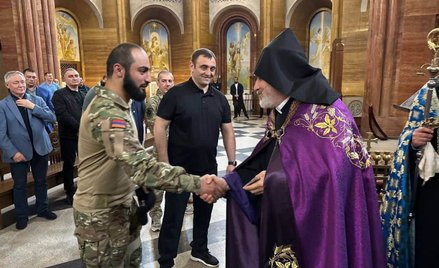 Popularny kijowski portal Ukraińska Prawda opublikował zdjęcia z ceremonii błogosławienia żołnierzy 