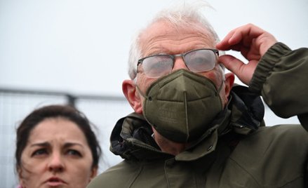 Josep Borrell, szef dyplomacji UE, w czasie wizyty w rejonie frontu w Donbasie