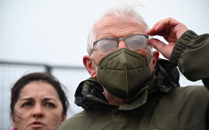 Josep Borrell, szef dyplomacji UE, w czasie wizyty w rejonie frontu w Donbasie