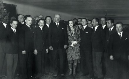 Premiera filmowa, na którą przybył prezydent Ignacy Mościcki. Obok niego Barbara Orwid, Jerzy Marr, 