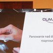 Euvic rozdaje karty w Qumaku