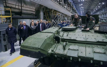 Dmitrij Miedwiediew wizytuje fabrykę czołgów w Niżnym Tagile na Uralu