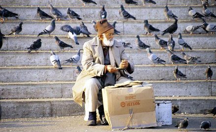 Długotrwała choroba, czy bezrobocie uzasadnia przyznanie potrzebującemu zasiłku okresowego.