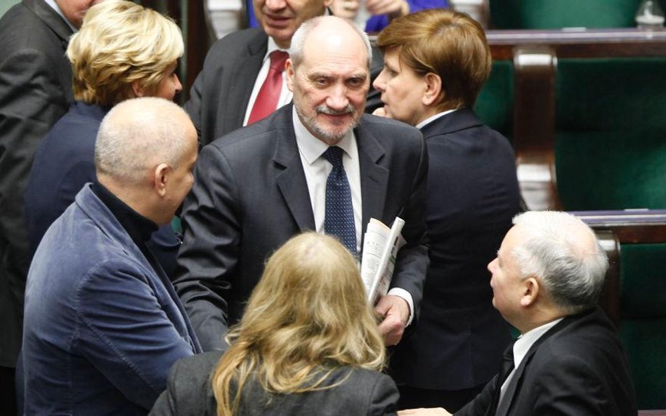 Antoni Macierewicz (w środku)