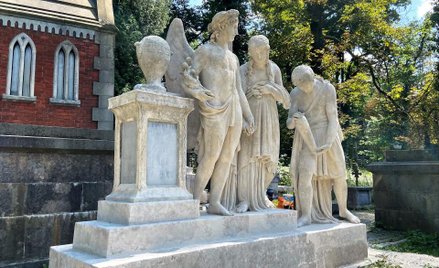 Odnowiony nagrobek na Cmentarzu Łyczakowskim we Lwowie