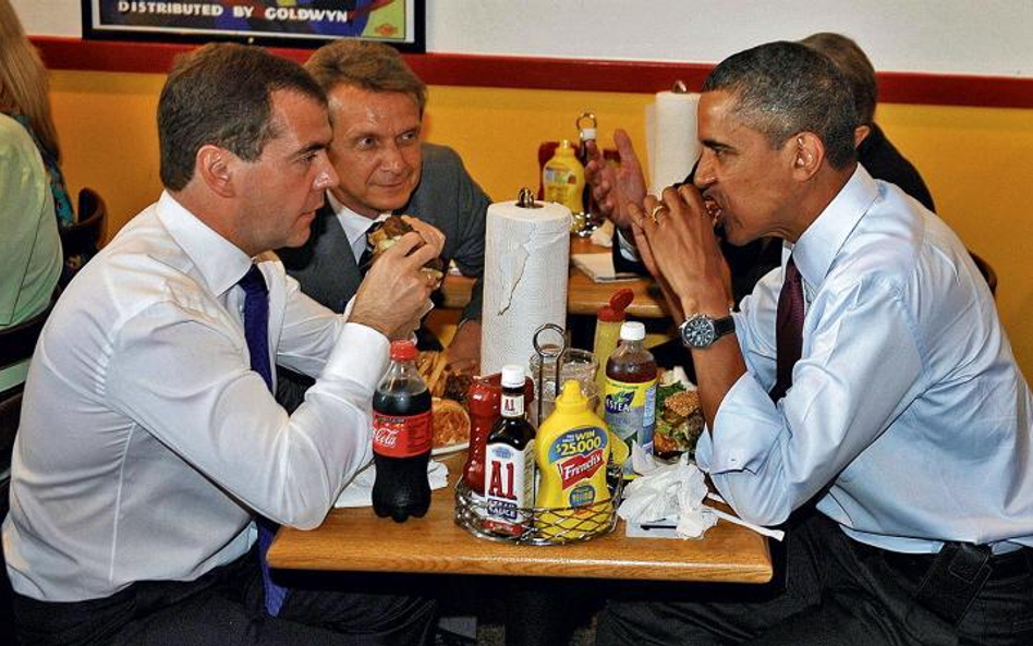 Dmitrij Miedwiediew i Barack Obama zjedli lunch w Ray’s Hell Burger w Arlington / Mandel NGAN