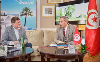 Od prawej Mohamed Moez Belhassine, minister turystyki Tunezji, Filip Frydrykiewicz, redaktor serwisu