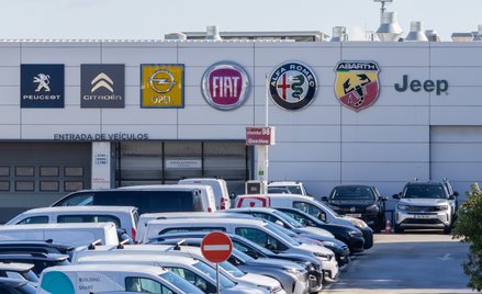 Koncern Stellantis wzywa do serwisu właścicieli ponad 700 tys. aut wyprodukowanych w latach 2023-202