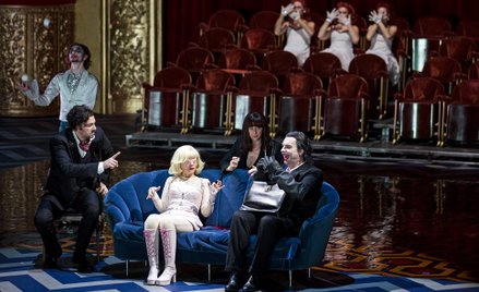 Eric Cutler (Hoffmann – z lewej), Patricia Petibon (Olimpia) i Gabor Bretz (Coppelius – Joker)