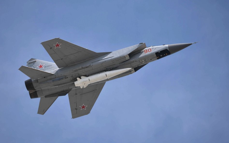 Mig-31 przelatuje z podwieszoną rakietą „Kindżał” na moskiewskiej paradzie z okazji 9 maja 2018. Fot