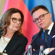 Marszałek Senatu Małgorzata Kidawa-Błońska oraz marszałek Sejmu Szymon Hołownia podczas oświaczenia 