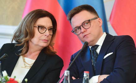 Marszałek Senatu Małgorzata Kidawa-Błońska oraz marszałek Sejmu Szymon Hołownia podczas oświaczenia 