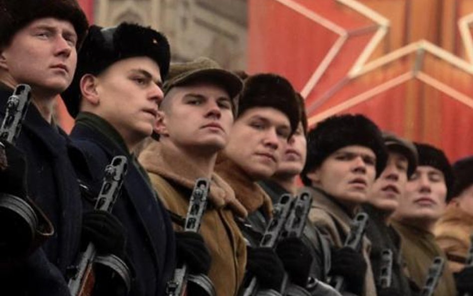 Manifestacja wojskowa na moskiewskim placu Czerwonym w rocznicę rewolucji październikowej.