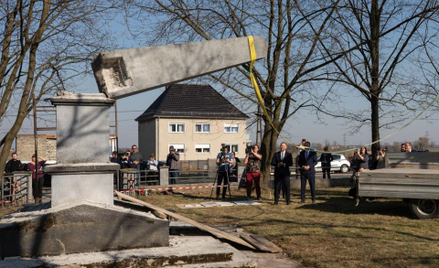Demontaż pomnika Armii Czerwonej w miejscowości Chrzowice