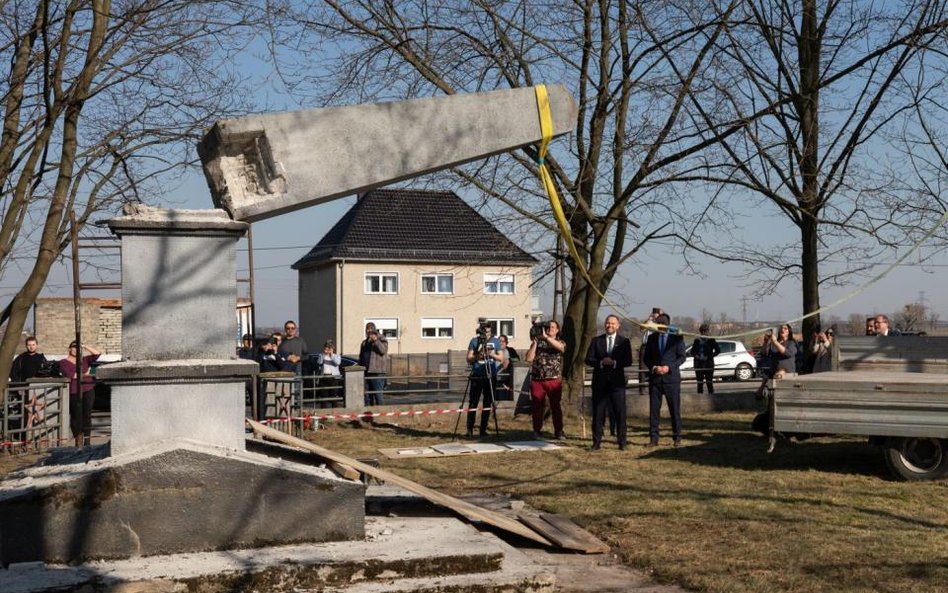 Demontaż pomnika Armii Czerwonej w miejscowości Chrzowice