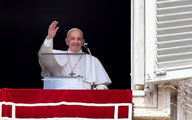 Papież Franciszek uratowany przez strażaków