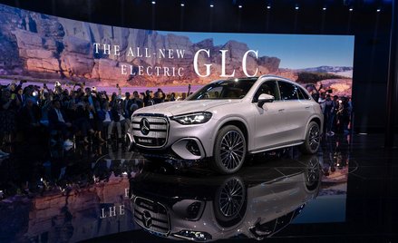 Mercedes wraca do odwagi w projektowaniu grilla i detali świetlnych, które – zwłaszcza w nocy – zami