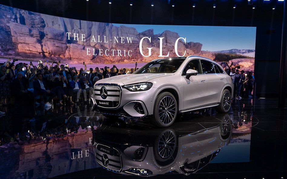 Mercedes wraca do odwagi w projektowaniu grilla i detali świetlnych, które – zwłaszcza w nocy – zami