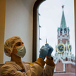Pracownik ochrony zdrowia przygotowuje się do szczepienia szczepionką Sputnik V