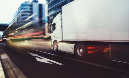 NIK: przeładowane ciężarówki rozjeżdżają drogi w miastach