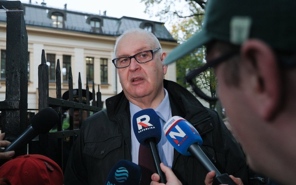 Prezes Trybunału Konstytucyjnego Bogdan Święczkowski podczas wypowiedzi dla mediów przed siedzibą Tr