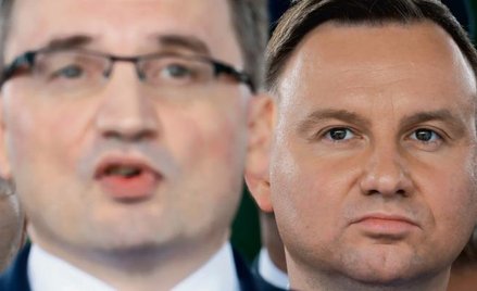 Jakiego koła ratunkowego prezydent Andrzej Duda (z prawej) by nie rzucił na pomoc premierowi Mateusz