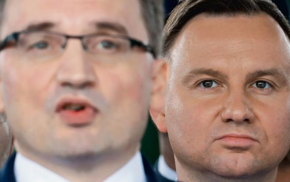 Jakiego koła ratunkowego prezydent Andrzej Duda (z prawej) by nie rzucił na pomoc premierowi Mateusz