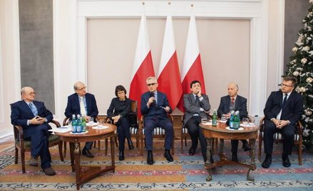 Debata w Belwederze Od lewej: moderator Wlodzimierz Suleja oraz uczestnicy dyskusji: Wojciech Roszko