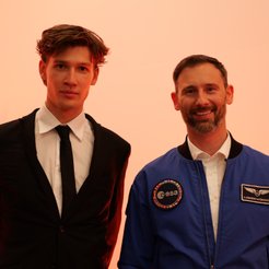 Od lewej Patryk Krupiński, Klub Prasowy SGH, i dr Sławosz Uznański-Wiśniewski, polski astronauta pro