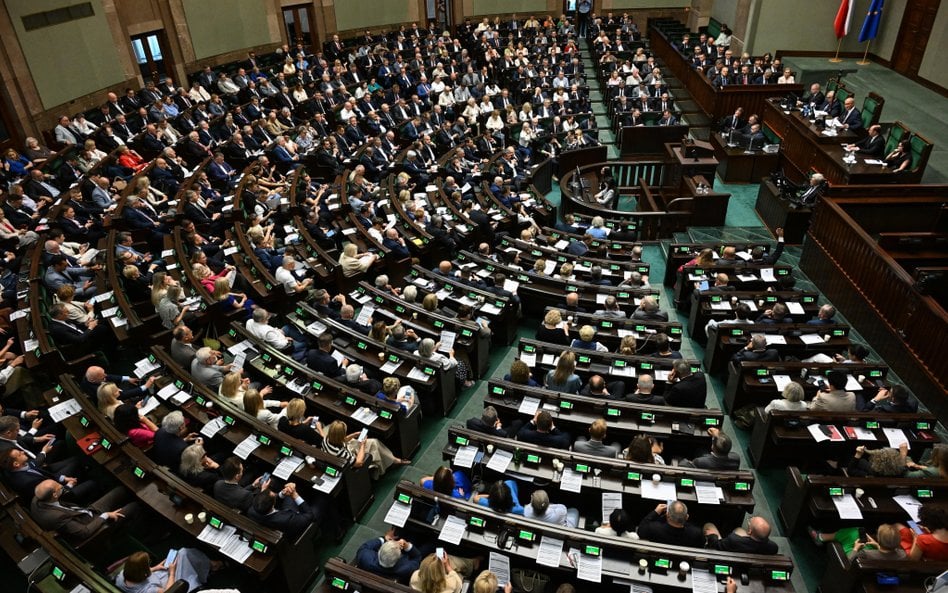 Posłowie na sali plenarnej Sejmu