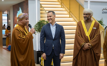 Dyrektor generalny Urzędu ds. Rozwoju Turystyki Omanu Hashil Obaid Al Mahrouqi (z lewej), dyrektor g