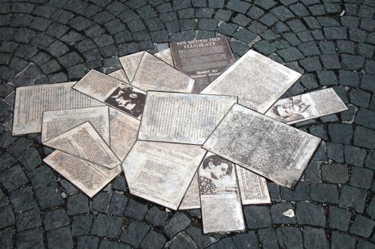 Ulotki poświęcone Białej Róży, rozrzucone przy pomniku znajdującym się naprzeciwko Uniwersytetu w Mo