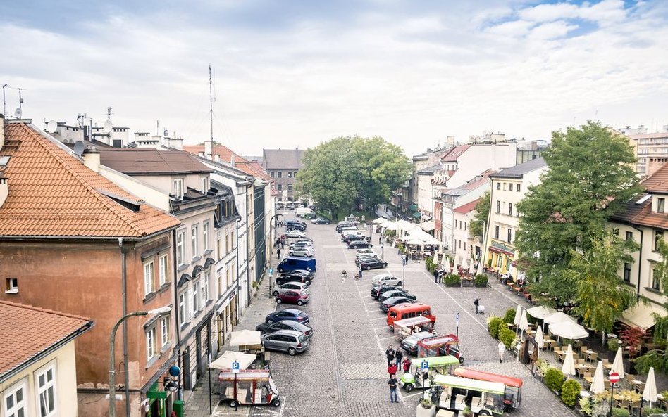 Po utworzeniu strefy na krakowskim Kazimierzu na teren tego zabytkowego kwartału miasta codziennie m