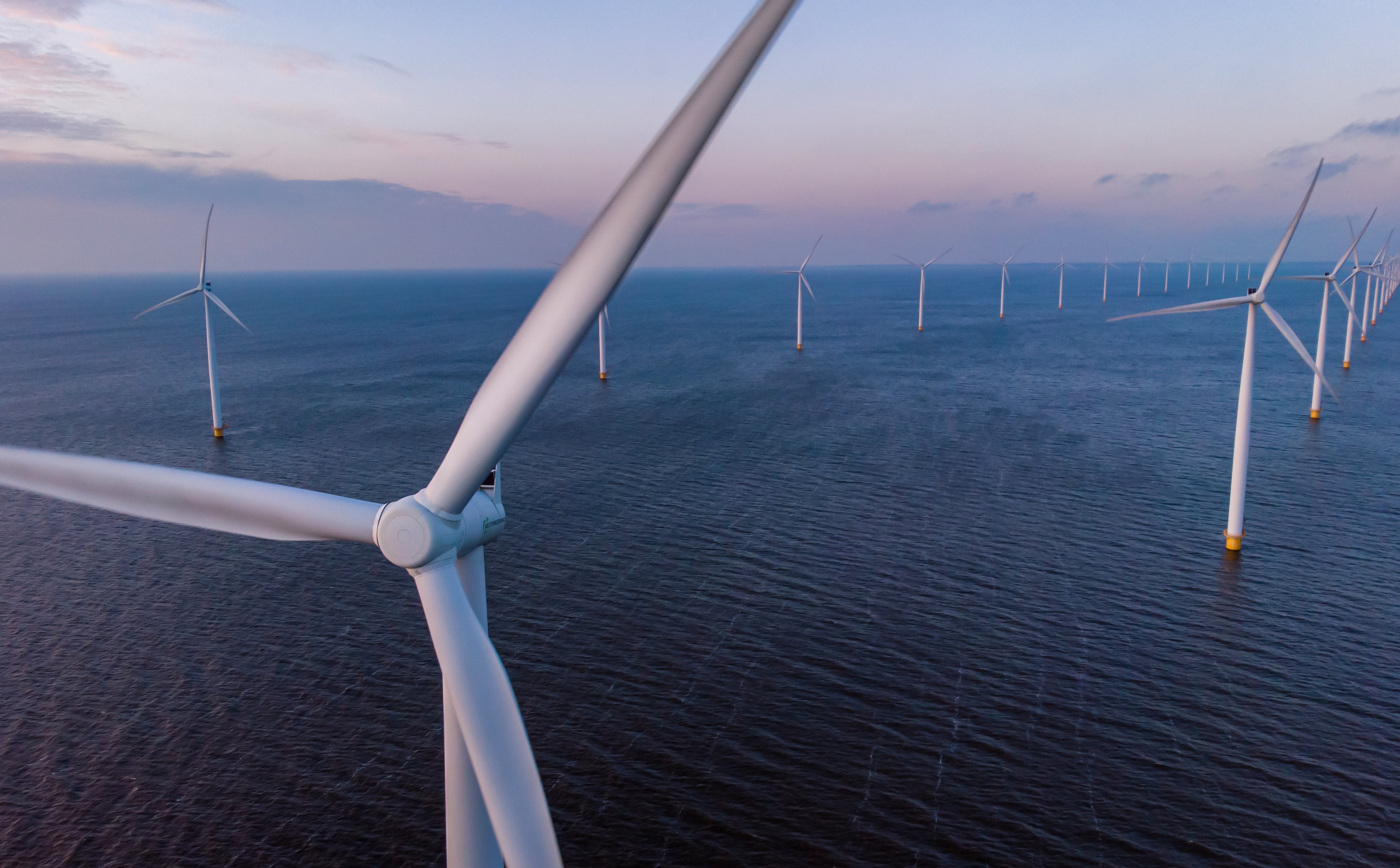 Rząd chce ułatwić budowę nowych farm wiatrowych na morzu